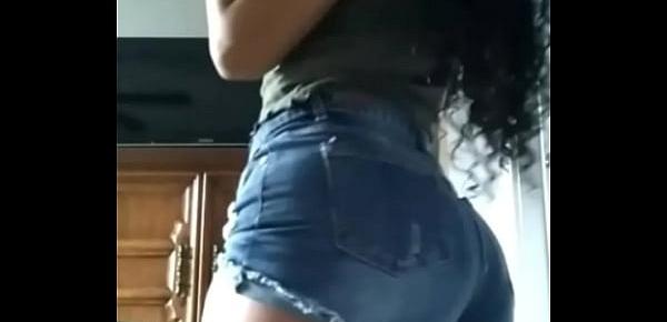  Vitoria Mendes rabuda exibindo a bunda enorme de short curto